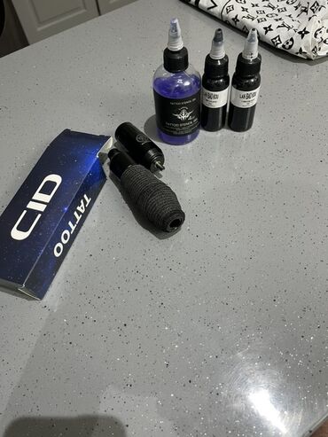 Bu dəstə CID markalı, qara rəngdə, tutacaqlı tatu maşını daxildir