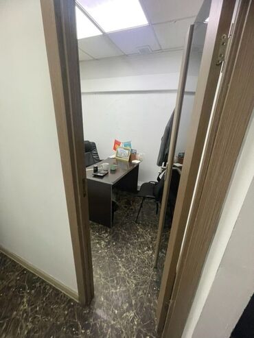 Офисы: Сдаю Офис, 38 м², В бизнес центре, 1 линия