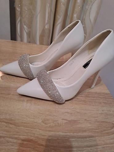 бирюзовые туфли: Zərif qadın tuflisi – klassik stilettos modeli - Rəng: ağ/ivori - — 1
