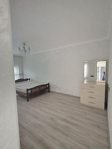 vasitəcisiz uzunmuddətə bir otaqlı ev kirayə: Razin bakıxanov Xəzər liseyinin yanı avtobus dayanacağının yaxınında — 2