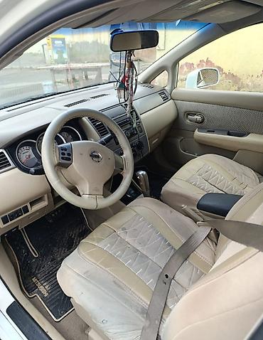 Nissan: Nissan Tiida sedan – ağ rəng Xüsusiyyətlər: - Kuzov: 4 qapılı sedan — 8