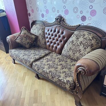натяжные чехлы на диван бишкек: Divan, İşlənmiş, Açılmayan, Bazasız, Dəri, Çatdırılma yoxdur