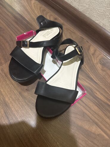 nike кроссовки женские: Продаю сандали в хорошем состоянии, 36 размер, кожзам
