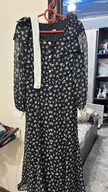 женское платье из вельвета: Женское платье миди с принтом в виде белых сердечек на черном фоне. -