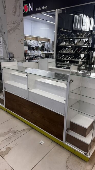 полки для выпечки: Многофункциональный торговый прилавок, разработанный для эффективной
