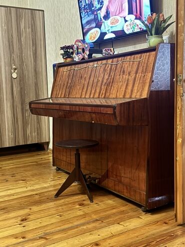 Pontiac: Upright pianino – klassik dizaynlı, ağac teksturalı korpus və