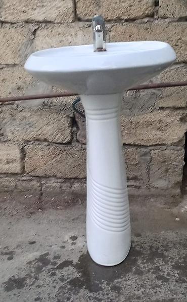 Ayaqlı keramika lavabo - Material: parlaq ağ keramika/porşelen - Tip