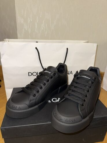 Krasofkalar və idman ayaqqabıları: Dolce & Gabbana kişi krosovkası – tam qara (Nero). Minimalist