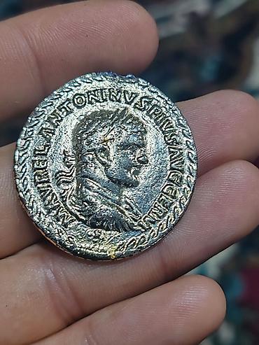 bust: Roma temalı xatirə/kolleksiya sikkəsi - Ön üz: İmperator büstü – — 2