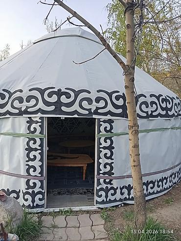 железный бассейн: Юрта с традиционным орнаментом и комплектом мебели с посудой на 35 — 1