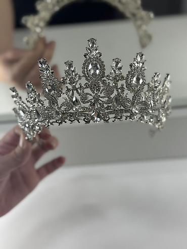 Свадебные аксессуары: Серебристая тиара с кристаллами - Эффектная корона с высокой ажурной — 2