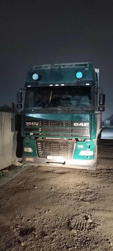 двух мостовой тягач: Сүйрөгүч, DAF, 2000 г., Тенттелген