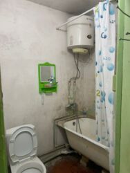 общежития квартира: 3 комнаты, 758 м², 105 серия, 4 этаж, Старый ремонт