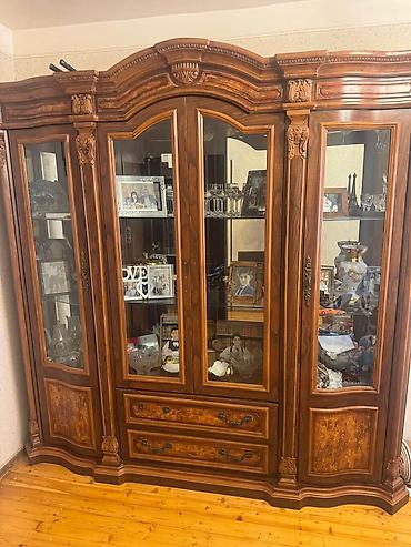 Klassik üslubda vitrinli bufet - Material: təbii ağac üzərində oyma