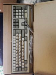 Masaüstü kompüterlər və iş stansiyaları: Köhnə Sony komputer və hissələri. sistem bloku, disketler, kalonka — 26