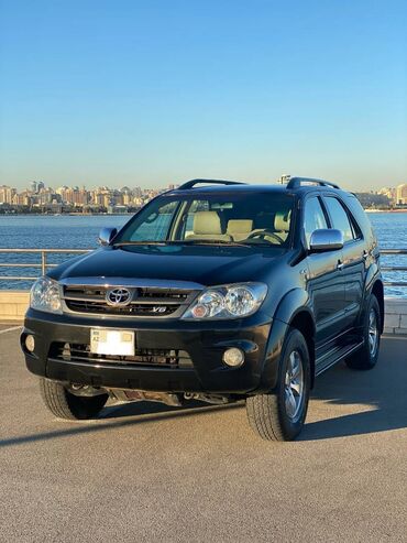 Toyota: Toyota Fortuner: 4 l | 2005 il Ofrouder/SUV
