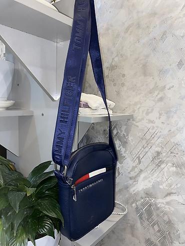samsung galaxy а6: Сумка через плечо Tommy Hilfiger, темно‑синяя - Формат: компактная — 3