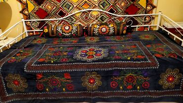 Άλλα αντικείμενα για το σπίτι: Ένα κάλυμμα κρεβατιού και δύο μαξιλάρια. Κεντημένο σε παραδοσιακό — 13