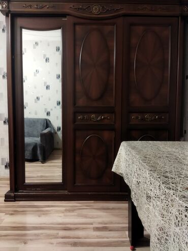 Divanlar: İşlənmiş, 3 qapılı Düz dolab, Qarderob, paltar dolabı