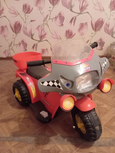 Игрушки: Продаем детский скутер, для детей от 4-лет, есть педали для газа(едит
