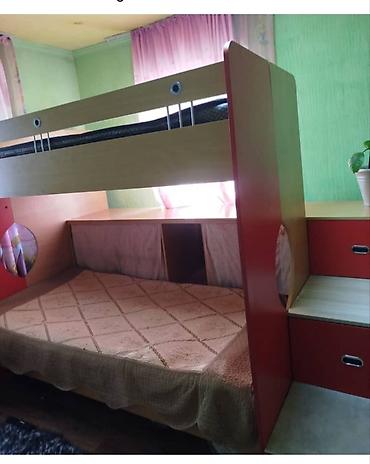 детский двух яростный кровати: Двухъярусная детская кровать-чердак с нижним спальным местом и — 1