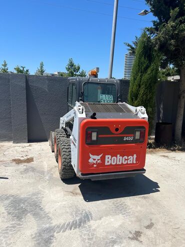 Digər xüsusi texnika: Bobcat S450. Şəkildə necə görünürsə elədir, çox az saat işləyib