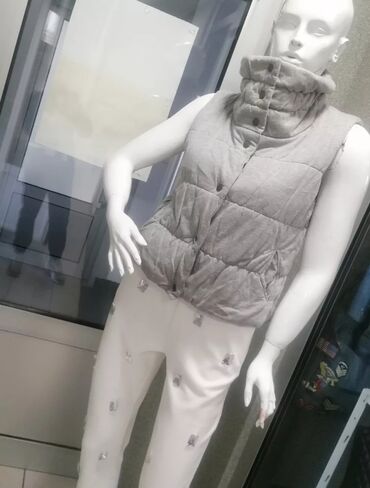 Prsluci: Ženska pufna prsluk-jakna bez rukava, siva. - Kroj: kraći, blago — 8