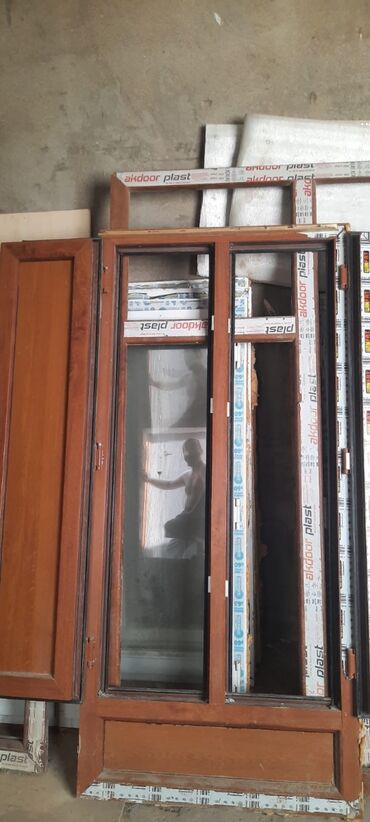 seyf qapi islenmis: Plastik qapı yer əmircan
