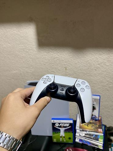 PS5 (Sony PlayStation 5): PlayStation 5 (версия с приводом Blu-ray) + 2 геймпада DualSense — 3