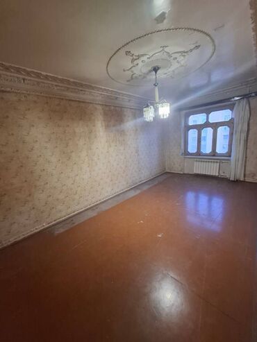 Qarajlar: Bakı, Bakıxanov qəs., 3 otaqlı, Köhnə tikili, m. Neftçilər, 85 kv. m