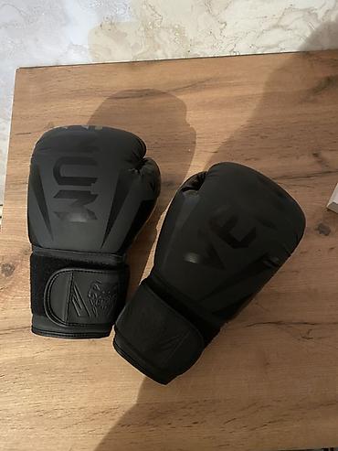 Боксерские перчатки Venum, размер/вес 12 oz, цвет — матовый чёрный. -