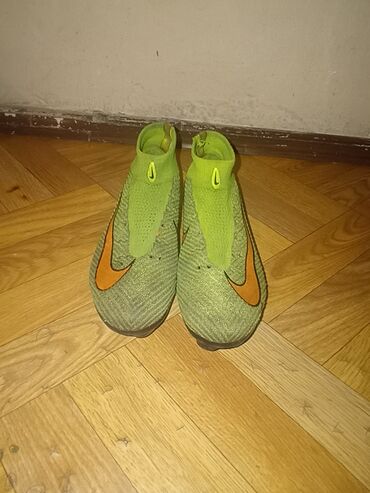 Кроссовки и спортивная обувь: Пара футбольных бутс Nike, выполненных в ярком салатовом цвете с