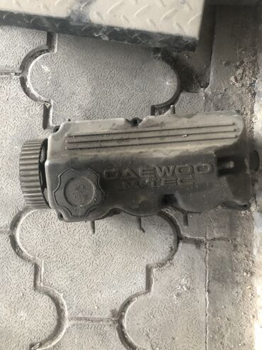 автомобиль тико: Деталь двигателя Daewoo DOHC, предположительно крышка распредвала или