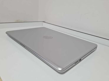 HP: Intel Core i5, 8 GB OZU, 17.3 "