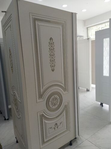 hamam qapları: Ağ rəngdə, klassik üslubda hazırlanmış qapı. Üzərindəki qabartma
