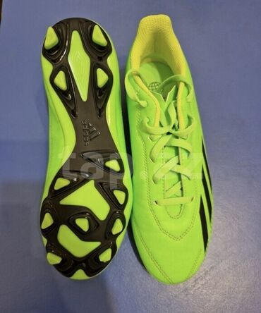 adidas qaçış üçün qadın krossovkaları: Məhsul: Adidas futbol butsası - Rəng: Neon yaşıl, qara detallarla -