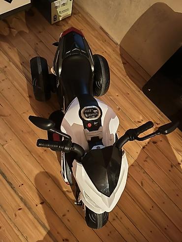 мотоцикл для детей: Uşaq elektrik motosikleti – 3 təkərli, sport dizaynlı - Rəng: ağ/qara — 2