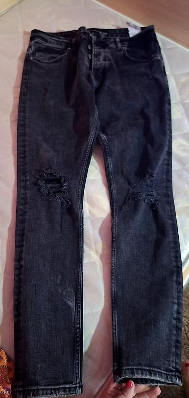 farmerice siroke: Crne skinny farmerke sa pocepanim detaljima na kolenima. Visoki struk — 1