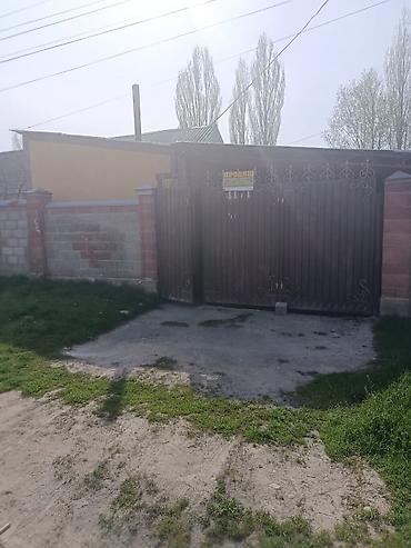 Продажа коттеджей и домов: Продаётся дом с двором и хозпостройками. - Кирпичный забор по — 1