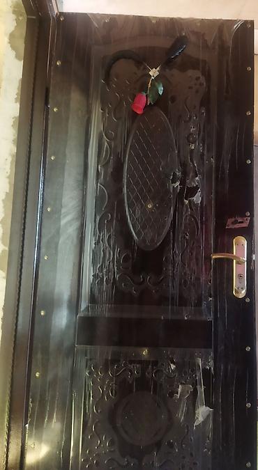 kuce qapisi: Dekorativ giriş qapısı satılır. Qapı tünd qəhvəyi rəngdədir və — 2