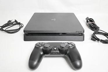 PS4 (Sony Playstation 4): U ponudi je Sony PlayStation 4.
Konzola je najnoviji SLIM model — 8