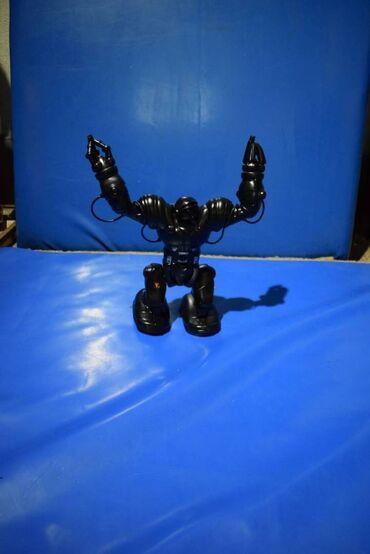 игрушечный робот: До 15 июня продам за эту цену Робот robosapien v1 wowwee Black почти