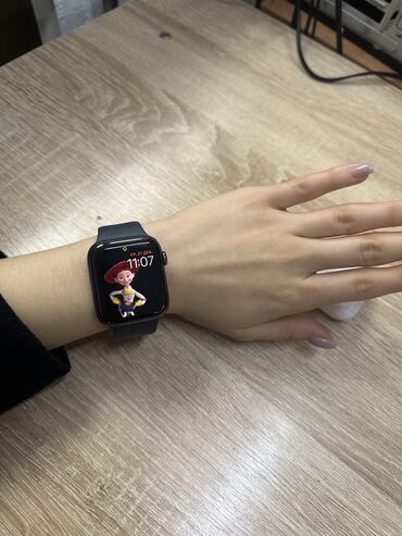 Наручные часы: Apple watch SE аккумулятор 100% пользовалась 3-4 месяца коробка
