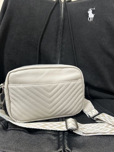 белая водолазка: В наличии стильная и очень удобная сумочка-кроссбоди из натуральной