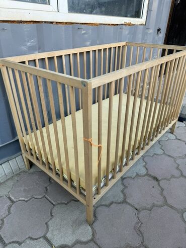 постельное белье семейное: Деревянная детская кроватка от Икеи с высокими бортиками, выполненная