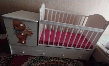 Детские односпальные кровати: Детская кроватка белого цвета с комодом, украшенным изображением at lalafo.kg Детские односпальные кровати: Детская кроватка белого цвета с комодом, украшенным изображением