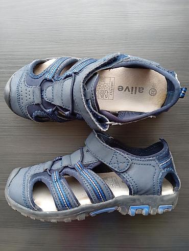 тигр: 800 сомов пара. Alive синие босоножки, 32 размер,б/у. Clarks зелёные — 3