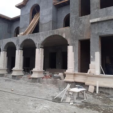 kendir: Memarlıq sütunu, klassik üslubda binaların fasadını bəzəmək üçün