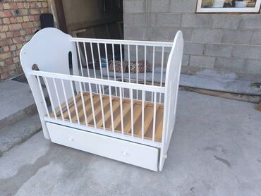 детский пеленальный стол: Продам детскую кроватку.белого цвета с комодом, высота регулируется