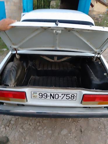 yumze satisi: Məhsul: Klassik sedan avtomobil (ağ rəng), arxaötürücülü maşın saz — 2